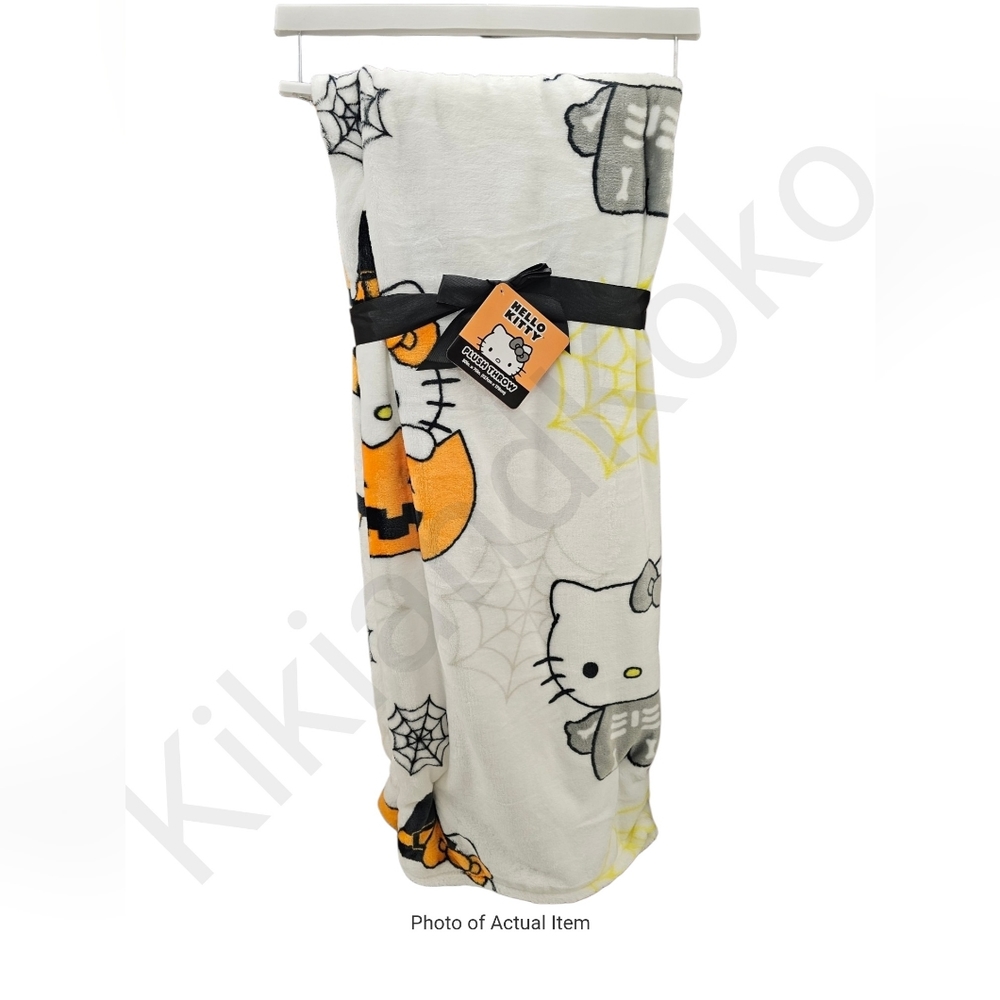 *LAST ONE* HTF NWT Hello Kitty Halloween Plush Throw 50" x 70" - Picture 1 of 3